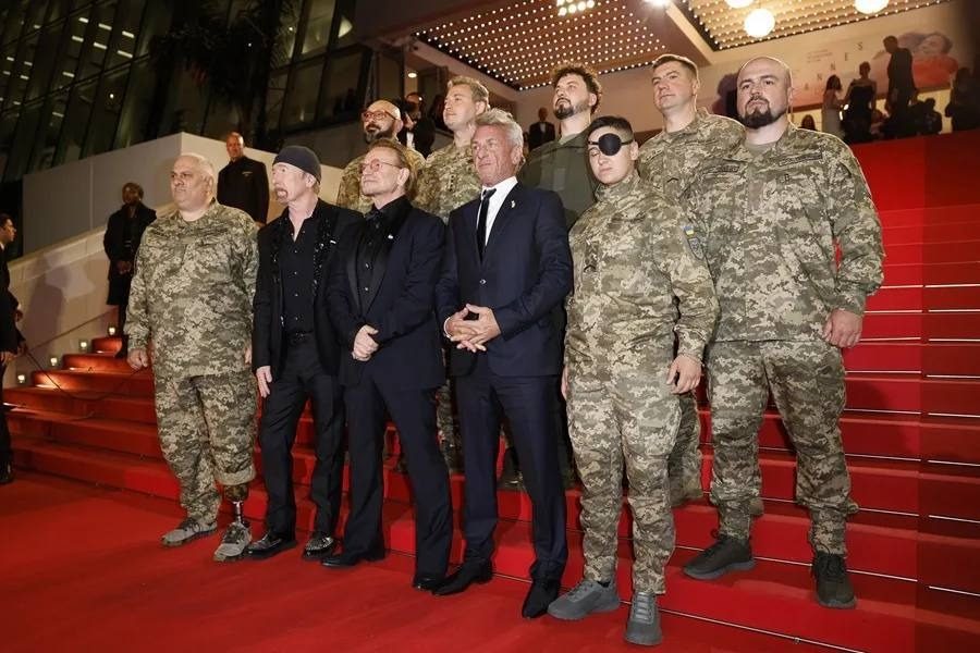 Овации гремели 7 минут: солист U2 появился в Каннах с бойцами ВСУ
