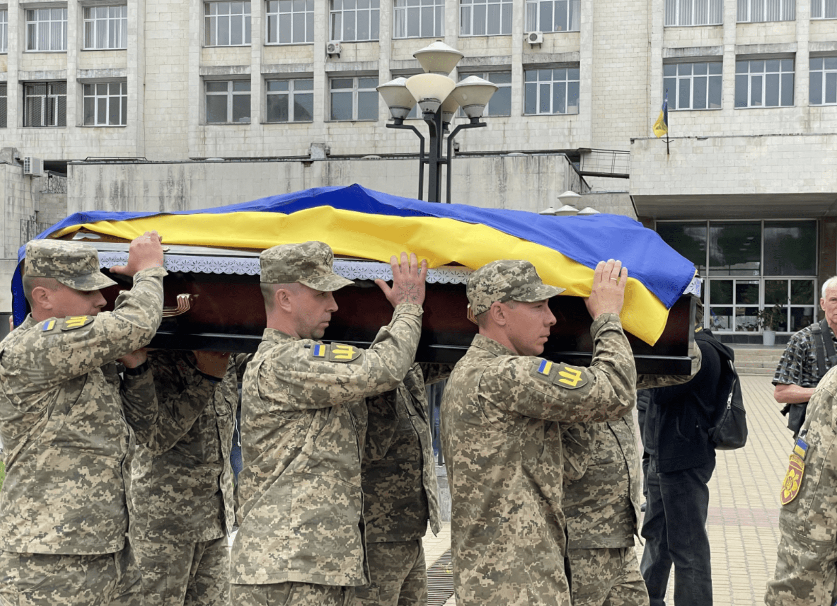Кого заметили на прощании с Максимом Нелипой в Киеве