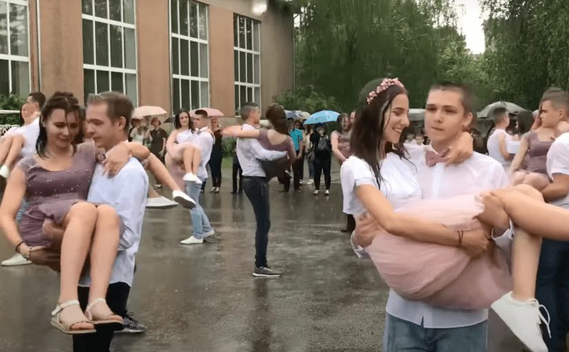 Київські випускники вразили мережу танцями під зливою (відео) ➤ Prozoro.net.ua