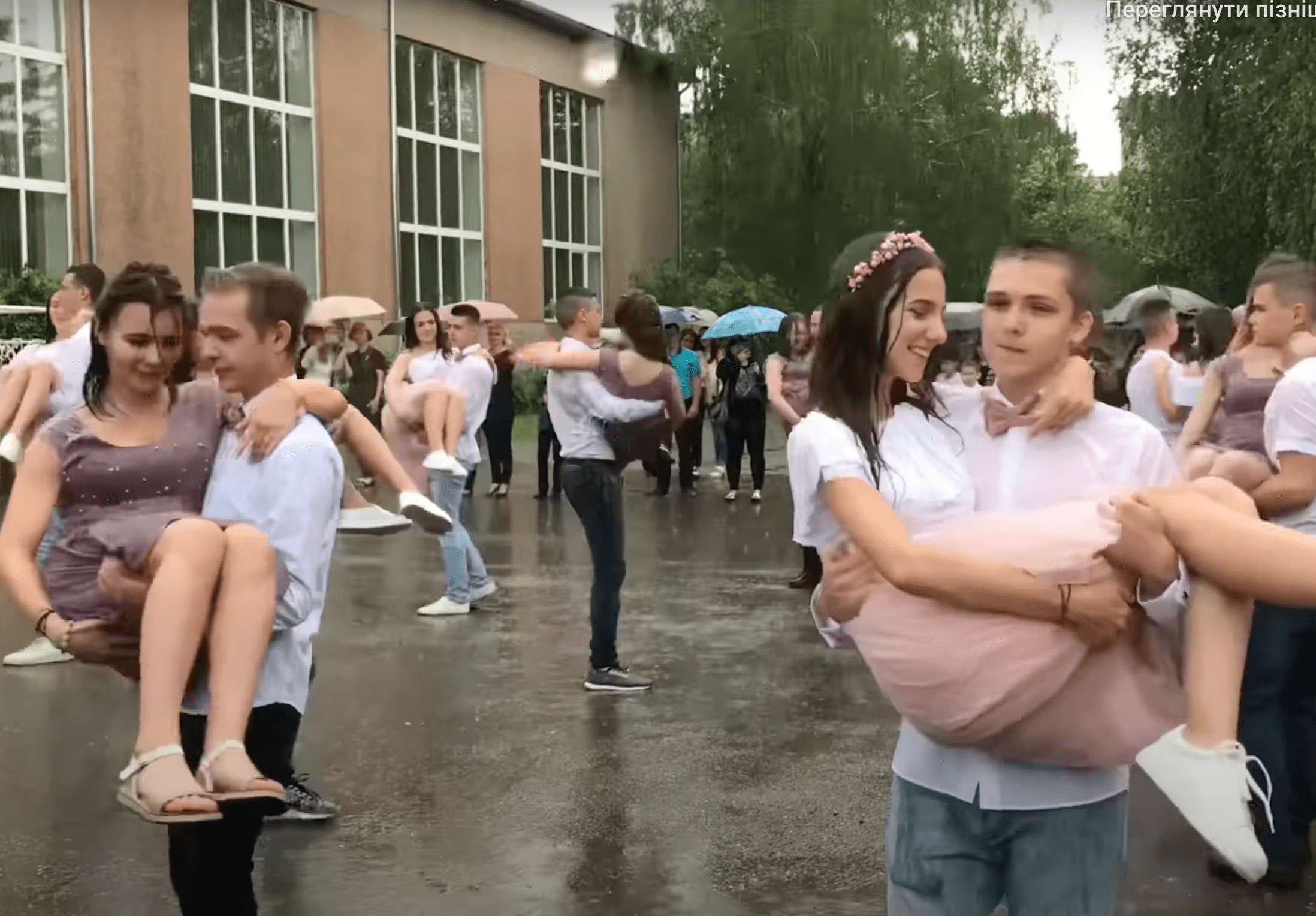 Киевские выпускники поразили сеть танцами под ливнем (видео) ➤ Prozoro.net.ua