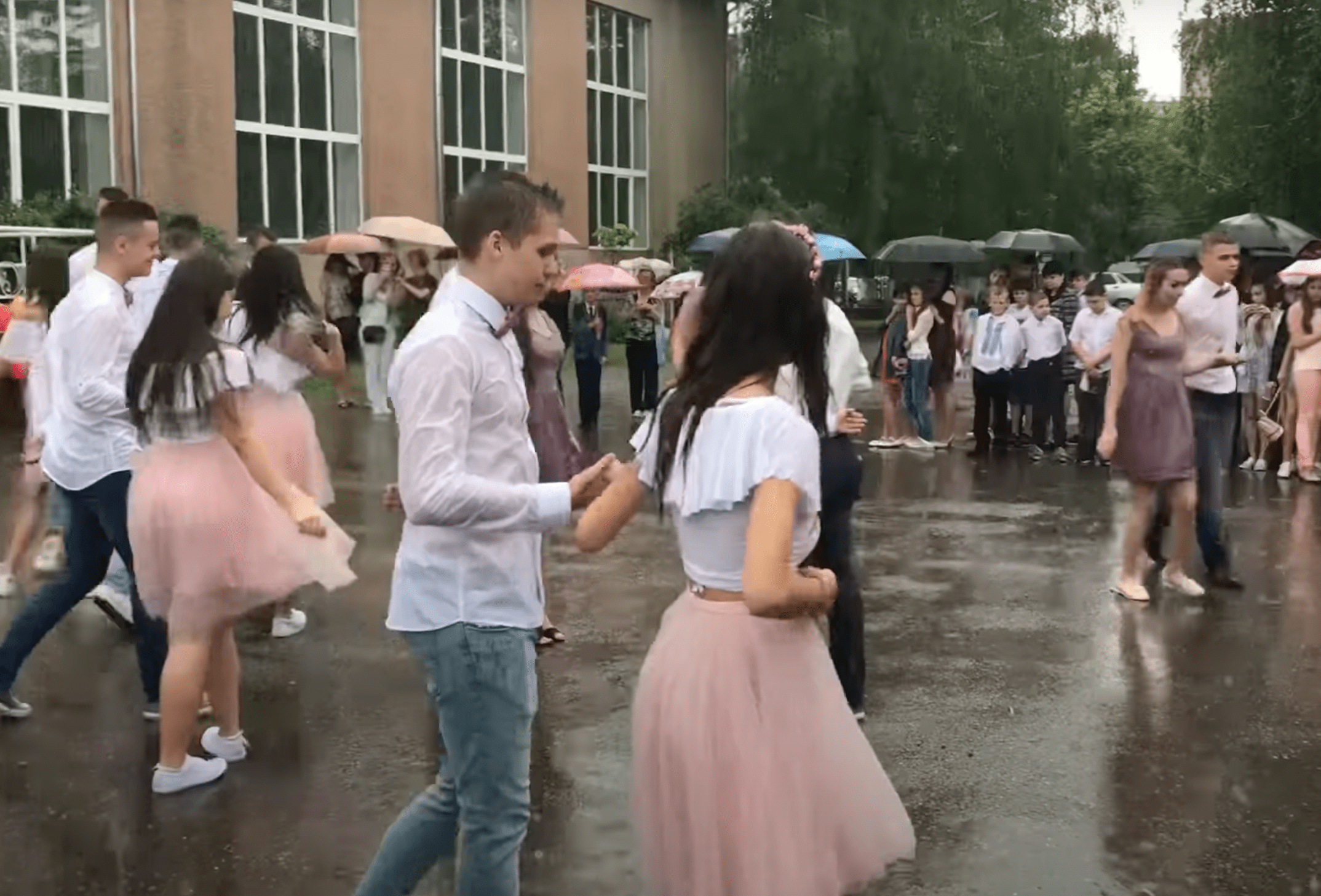 Киевские выпускники поразили сеть танцами под ливнем (видео)