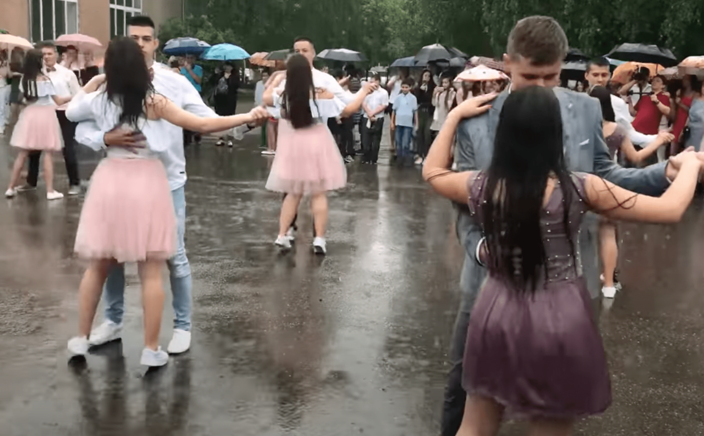 Киевские выпускники поразили сеть танцами под ливнем (видео)