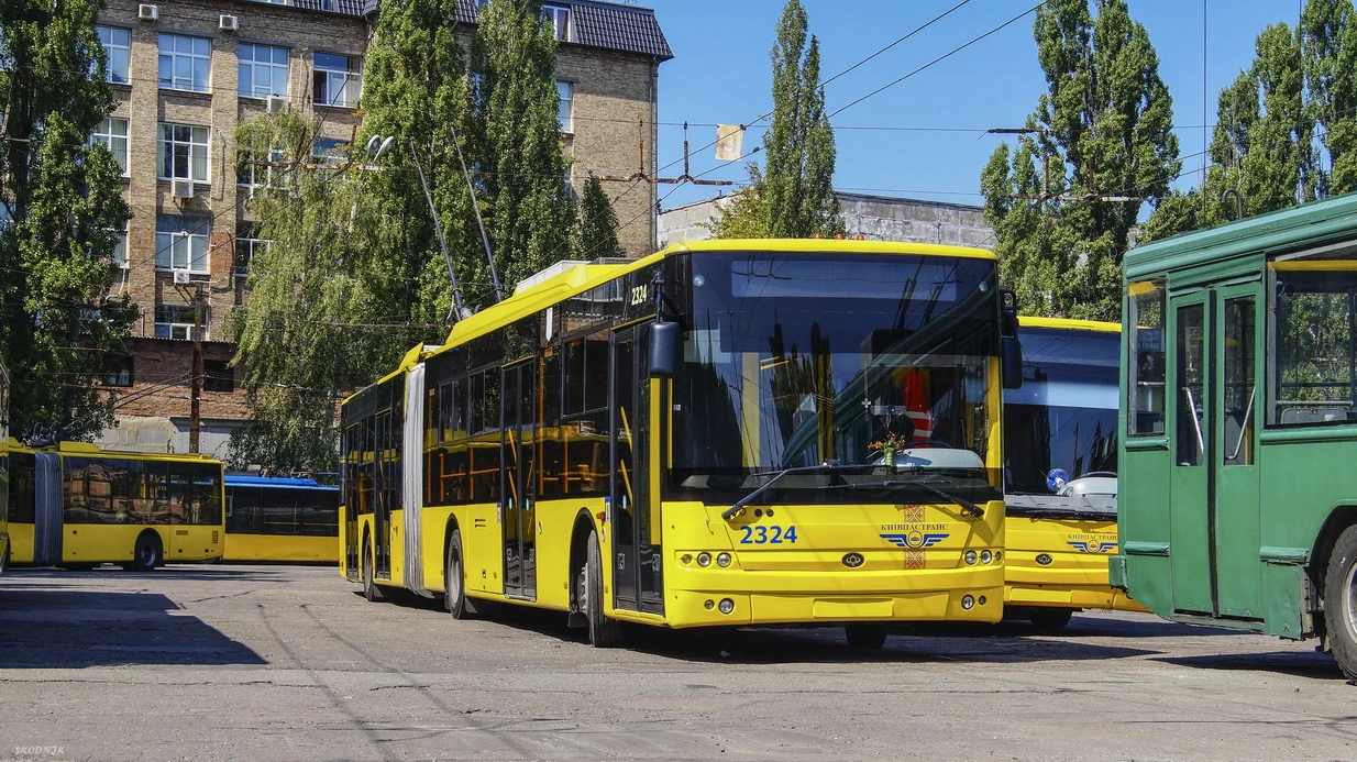 У Києві жінка на підборах ремонтувала тролейбус ➤ Prozoro.net.ua