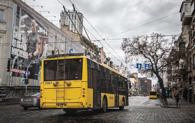 У Києві жінка на підборах ремонтувала тролейбус