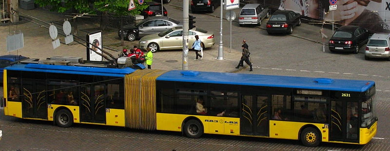 У Києві жінка на підборах ремонтувала тролейбус