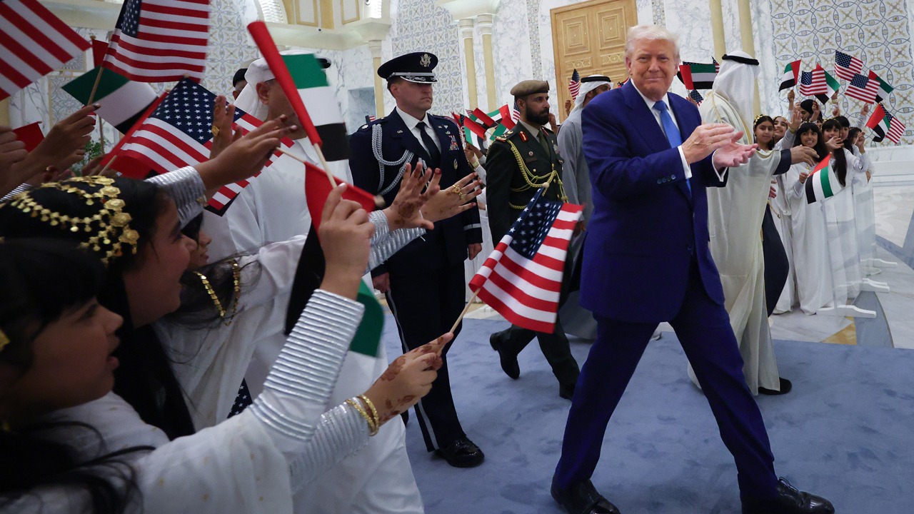 Трампа спокушали гуріями в ОАЕ: дике видовище на відео