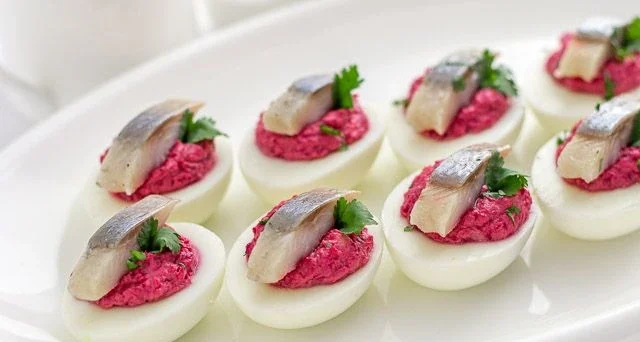 Фаршированные яйца со свеклой и селедкой: вкусно и красиво