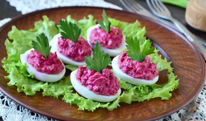 Фаршированные яйца со свеклой и селедкой: вкусно и красиво