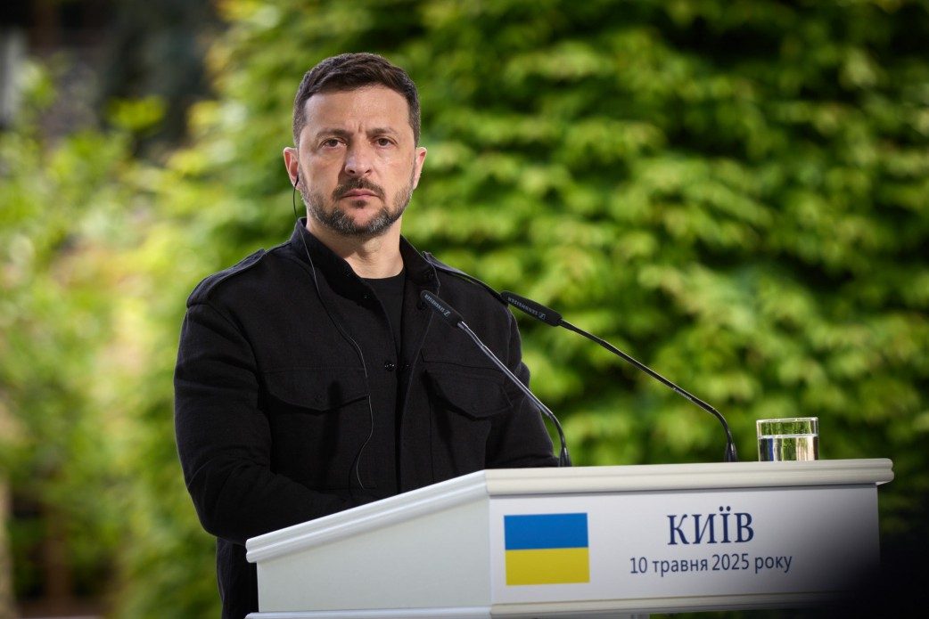 Зеленский отреагировал на удар по автобусу в Сумской области: погибли девять человек (фото)