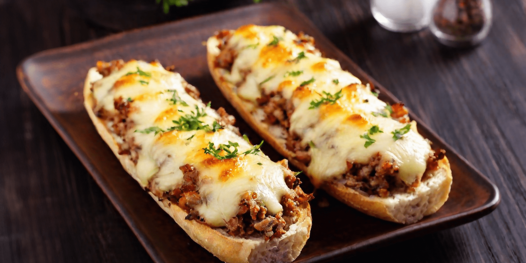 Сочные горячие бутерброды с курицей, чесноком и пармезаном