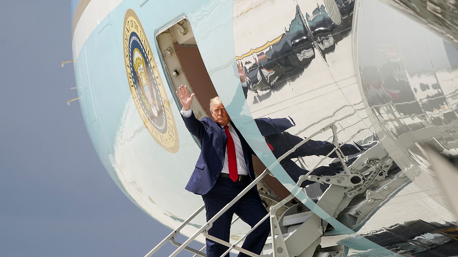 Трамп ледь не впав, піднімаючись трапом літака (відео)