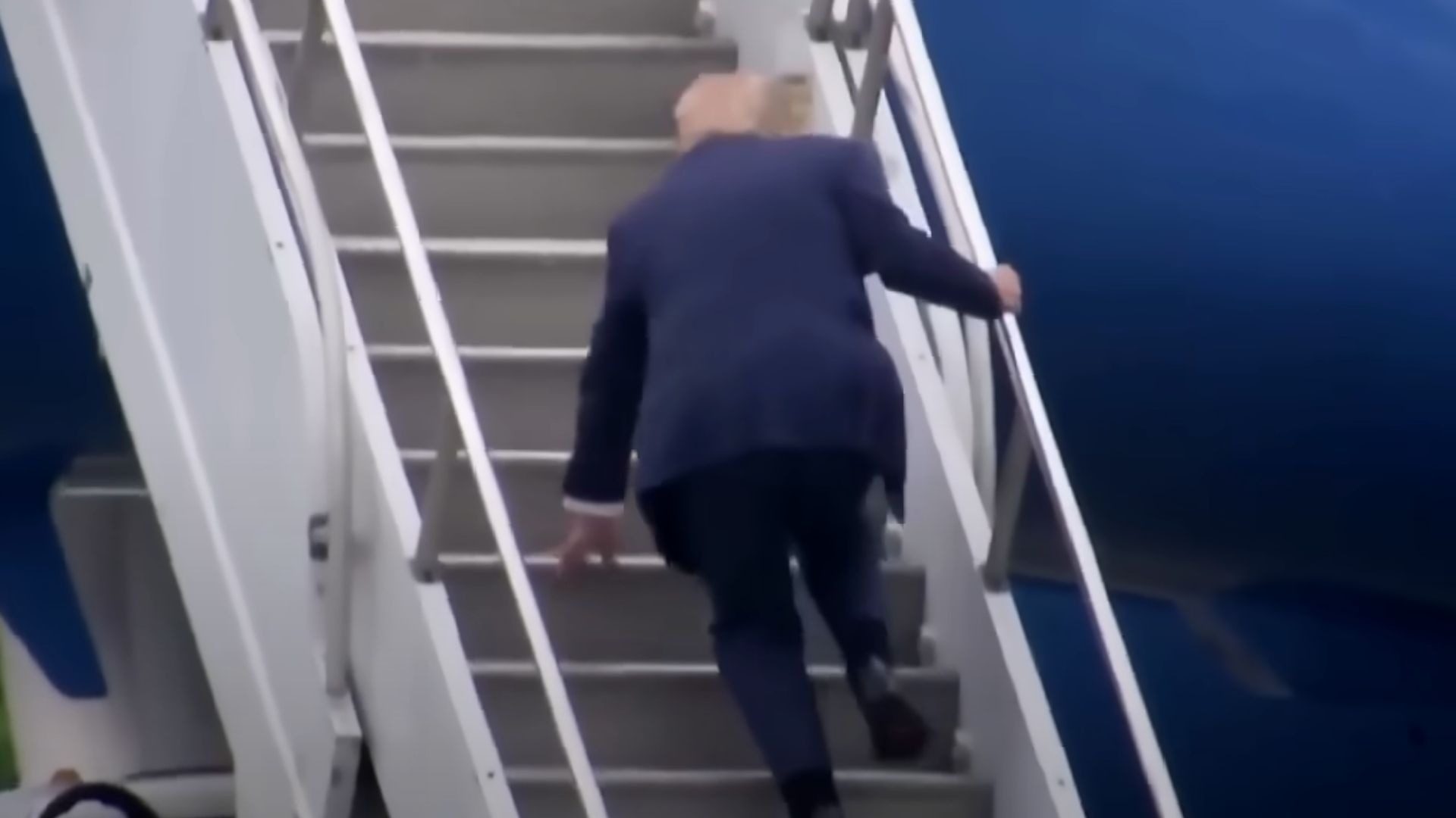 Трамп ледь не впав, піднімаючись трапом літака (відео) ➤ Prozoro.net.ua