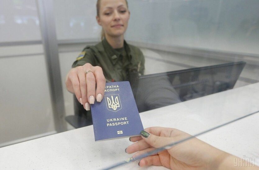Закон Зеленского о гражданстве прошел Раду: кому разрешат два паспорта