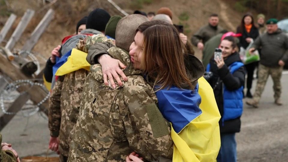 Подивіться, як сестра відреагувала на повернення брата з полону ➤ Prozoro.net.ua