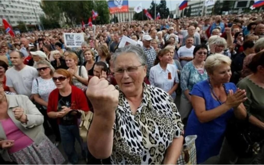 «Такого не было»: целый город вышел на протест из-за действий РФ