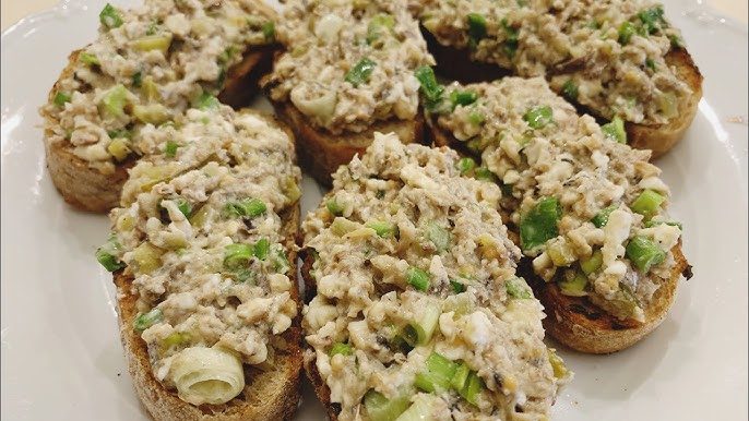 Готовится 5 минут: вкусная намазка на хлеб из шпротов