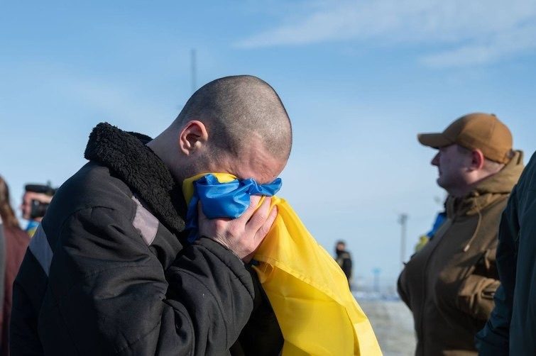 Подивіться, як сестра відреагувала на повернення брата з полону