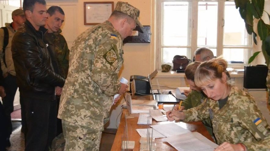 В Україні знімуть із військового обліку чотири категорії чоловіків