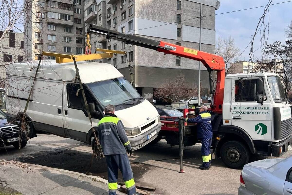В Киеве начали убирать брошенные авто: предупреждение для владельцев ➤ Prozoro.net.ua