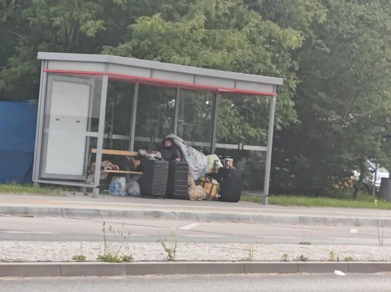 Украинки поселились на автобусной остановке в Варшаве