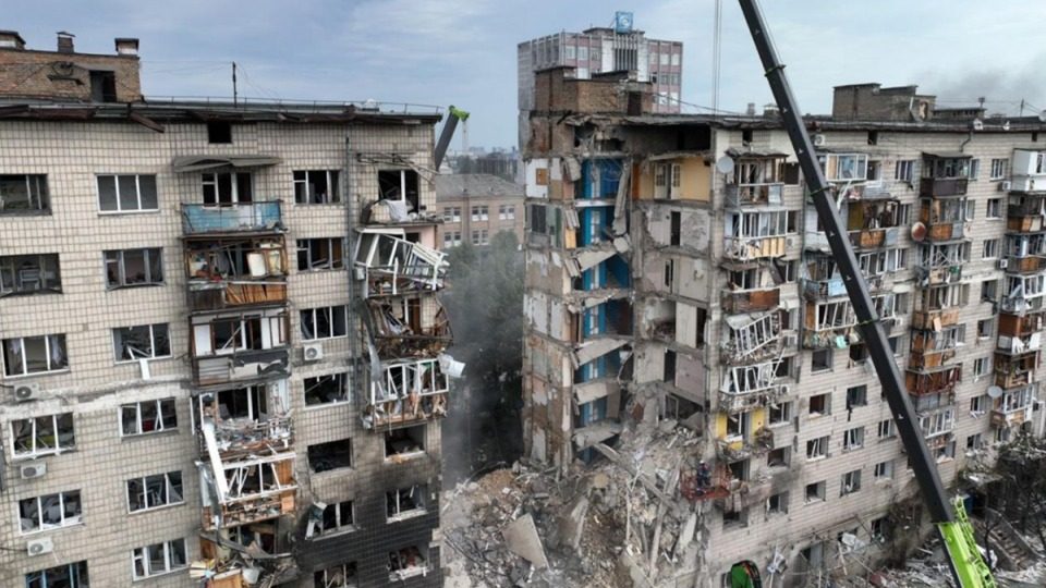 Пес врятував життя киянину зі знищеного ракетою РФ під’їзду ➤ Prozoro.net.ua