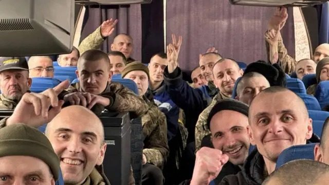 Подивіться, як сестра відреагувала на повернення брата з полону