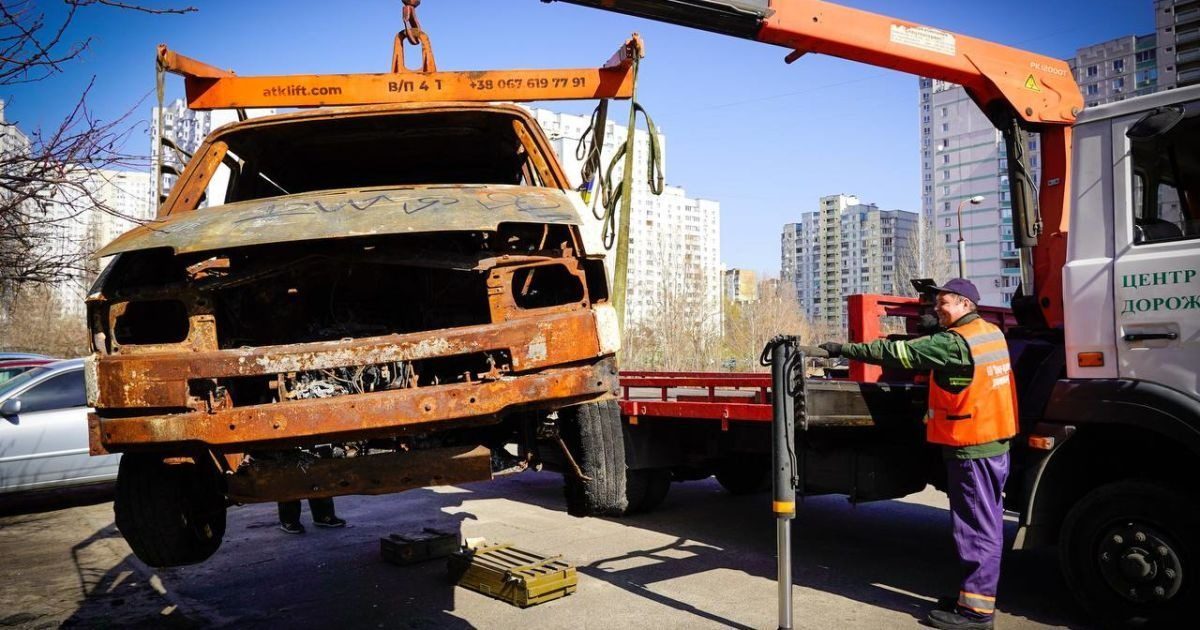 В Киеве начали убирать брошенные авто: предупреждение для владельцев