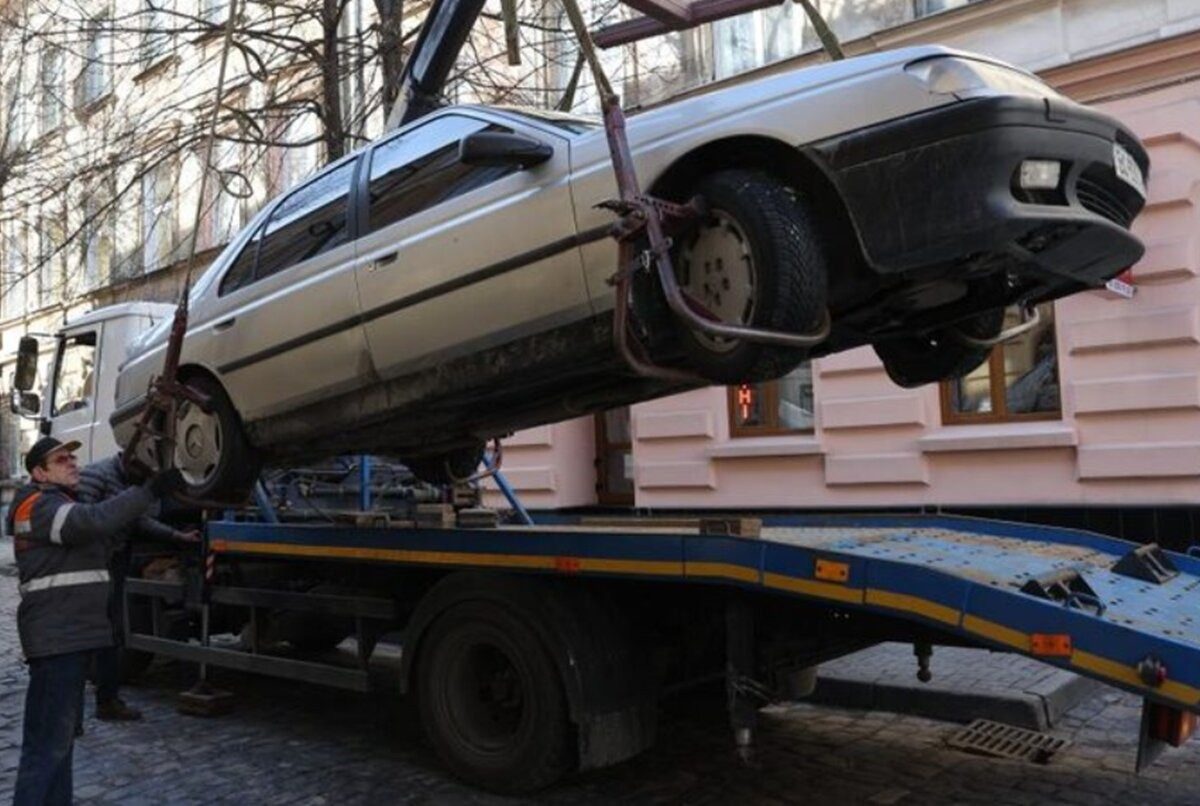 В Киеве начали убирать брошенные авто: предупреждение для владельцев