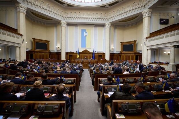 Рада приняла закон об отсрочке для контрактников «18-25»