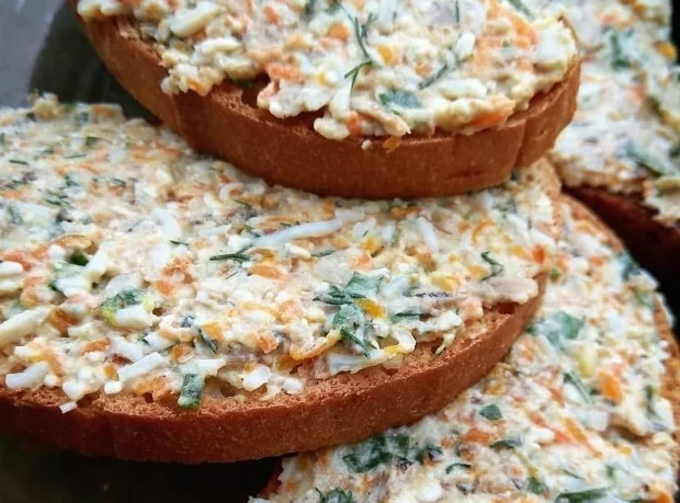 Готовится 5 минут: вкусная намазка на хлеб из шпротов