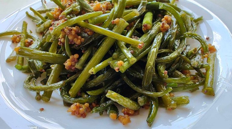 Чесночные стрелки в яйце: вкусный сверхбыстрый завтрак