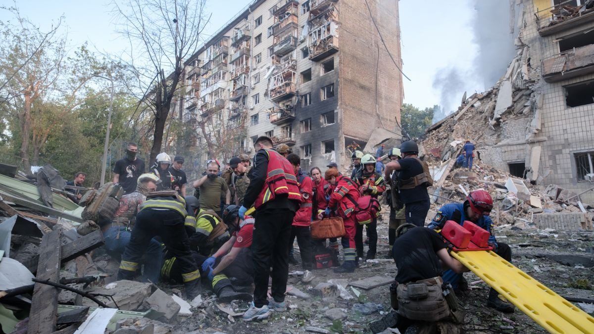 Мальчик из разрушенного ракетой РФ дома в Киеве стал жить в храме