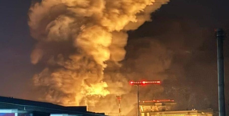 У російському Брянську пекло: аеропорт під атакою дронів (відео)