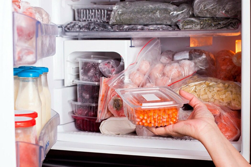 Какие продукты ни в коем случае нельзя хранить в морозилке