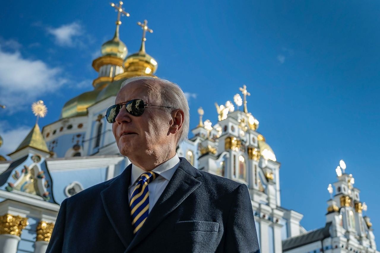 Двойник Байдена был найден в Днепре. Не поверите, что он там делает (видео)