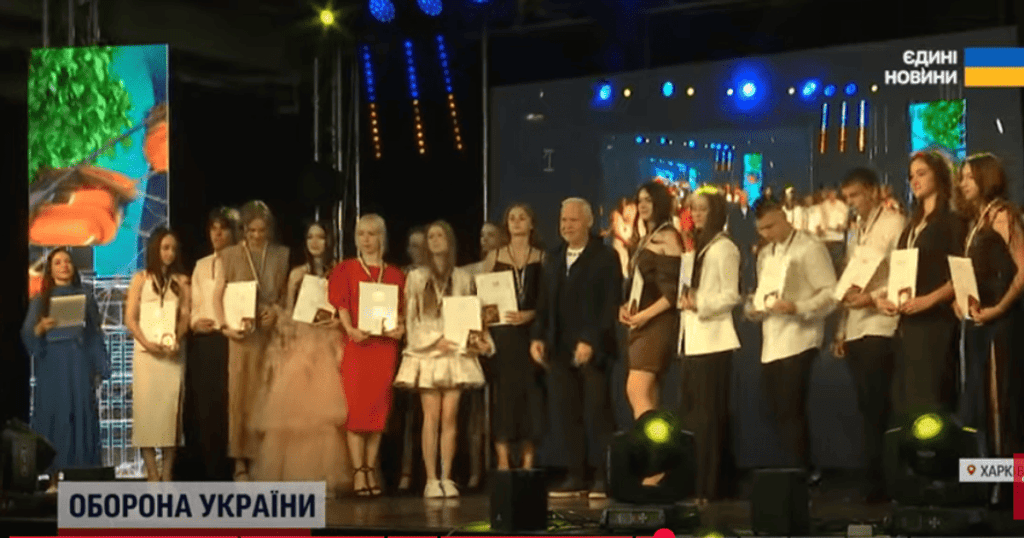 В Харькове выпускники прощались со школой в укрытиях из-за постоянных обстрелов 3 В Харькове выпускники прощались со школой в укрытиях из-за постоянных обстрелов