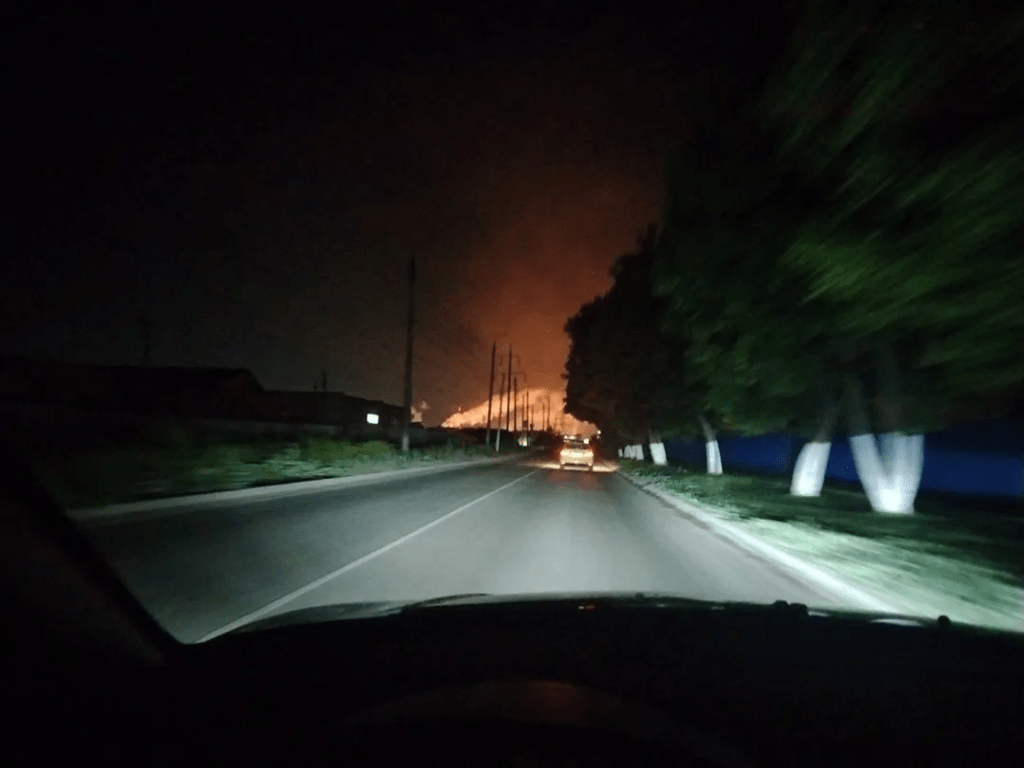 На хімзаводі "Азот" у Новомосковську пролунали вибухи, а потім - пожежа: фото 3 На хімзаводі "Азот" у Новомосковську пролунали вибухи, а потім - пожежа: фото