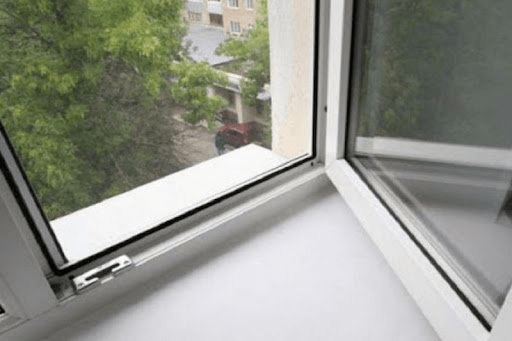 На Харьковщине мужчина выпал из окна третьего этажа ТЦК