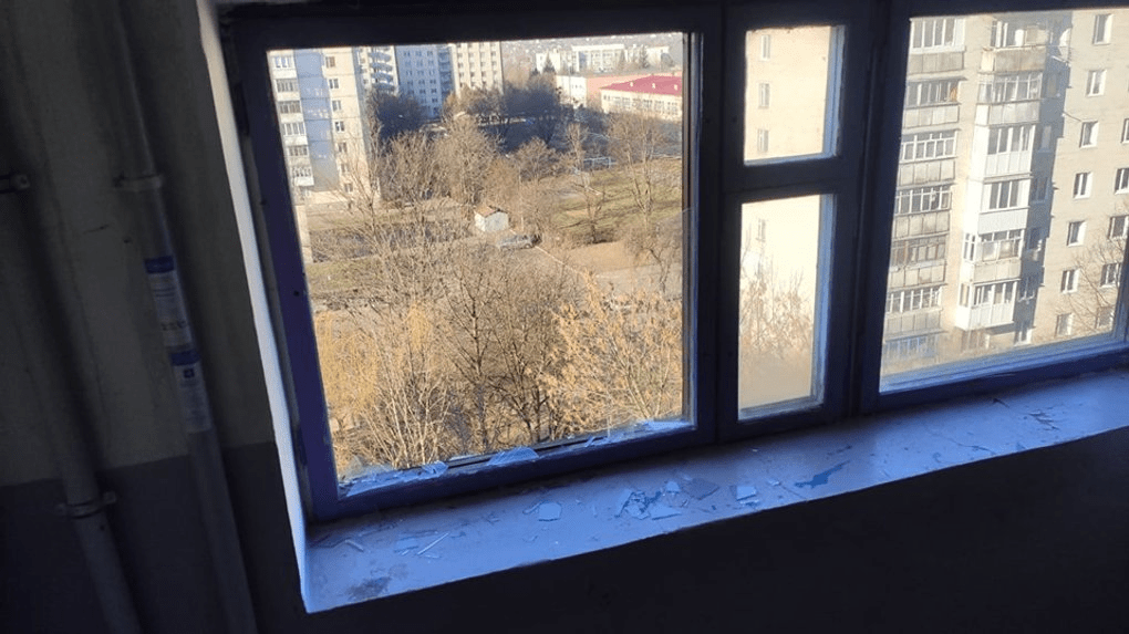 На Харьковщине мужчина выпал из окна третьего этажа ТЦК
