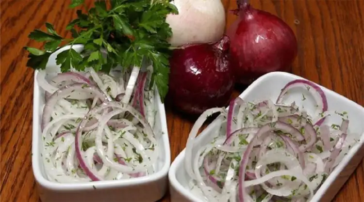 Маринованный лук с кинзой и кетчупом: идеальная закуска к шашлыку