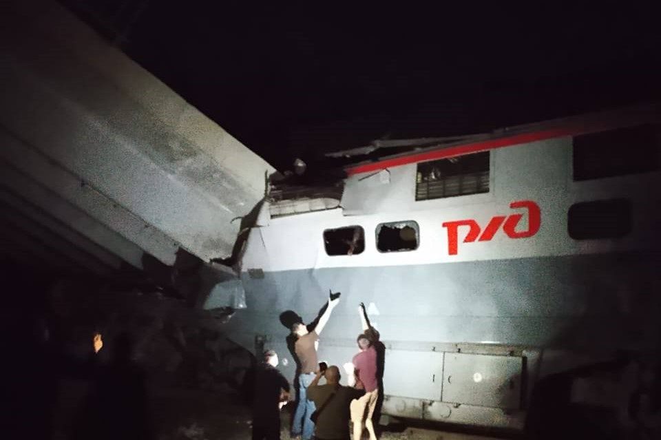 Міст у Брянській області РФ обвалився прямо на пасажирський поїзд: є загиблі (фото) 3 Міст у Брянській області РФ обвалився прямо на пасажирський поїзд: є загиблі (фото)