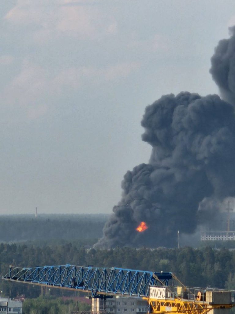 Мощный пожар в подмосковном Пушкино попал на видео 3 Мощный пожар в подмосковном Пушкино попал на видео