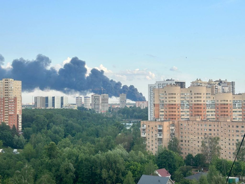 Мощный пожар в подмосковном Пушкино попал на видео 4 Мощный пожар в подмосковном Пушкино попал на видео