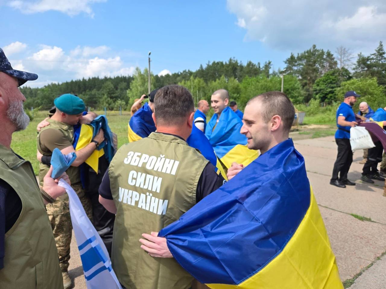 Украина вернула из российского плена военных младше 25 лет (фото)