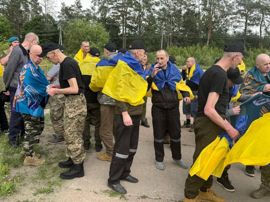Неймовірне щастя: фото з нового повернення полонених 11 Неймовірне щастя: фото з нового повернення полонених