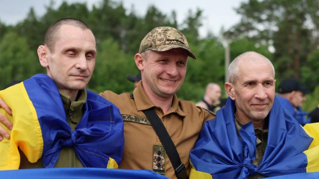 Неймовірне щастя: фото з нового повернення полонених 3 Неймовірне щастя: фото з нового повернення полонених