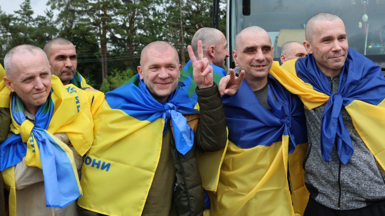 Неймовірне щастя: фото з нового повернення полонених ➤ Prozoro.net.ua