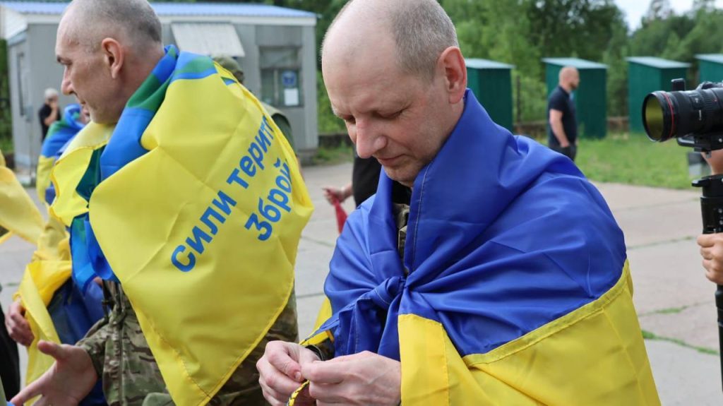 Неймовірне щастя: фото з нового повернення полонених 9 Неймовірне щастя: фото з нового повернення полонених