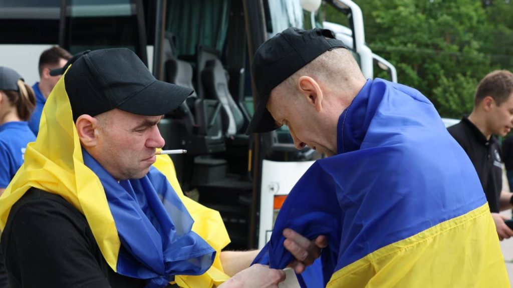 Неймовірне щастя: фото з нового повернення полонених 8 Неймовірне щастя: фото з нового повернення полонених