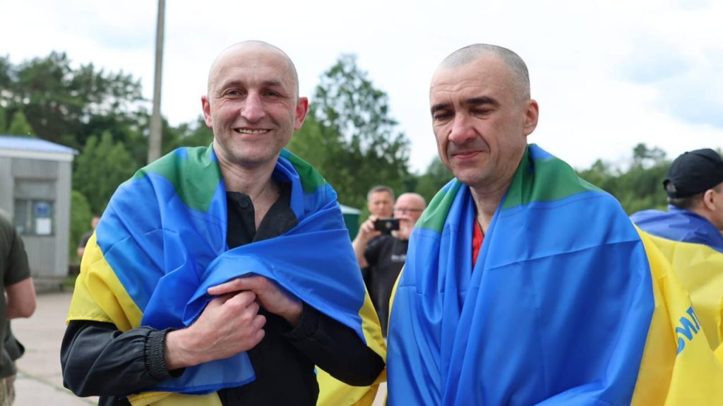 Неймовірне щастя: фото з нового повернення полонених 6 Неймовірне щастя: фото з нового повернення полонених